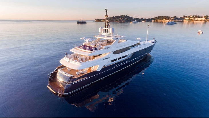 Mischief superyacht was designed with an iconic French navy hull and white boot stipe.